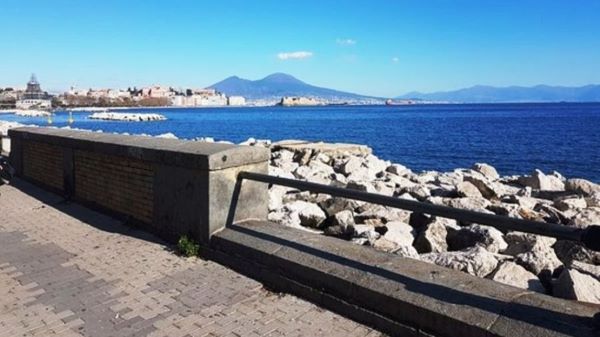 Nuovo volto per il lungomare di Napoli: basoli di pietra lavica e inserti di Trani, lavori fino al 2026