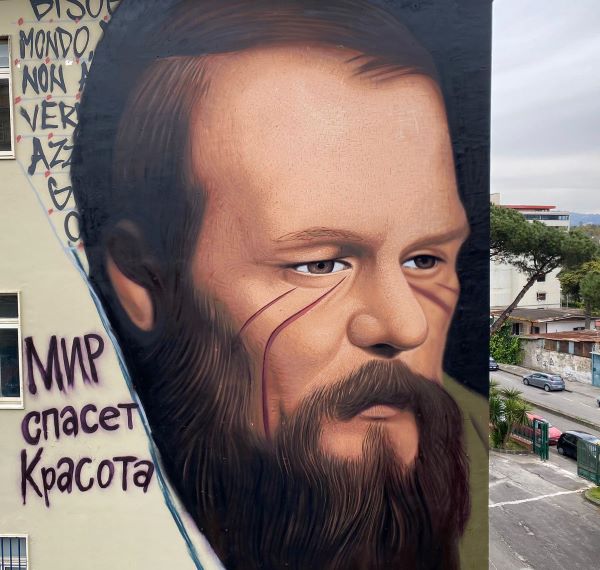 Jorit realizza murale di Dostoevskij a Napoli, l’elogio di Putin: “Dà speranza”