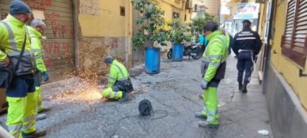 Quartieri Spagnoli, blitz della Polizia Municipale: rimossi 110 paletti abusivi