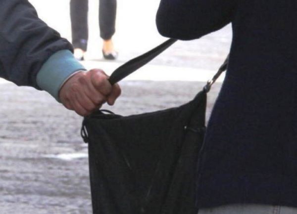 Napoli, scippano la borsa a una turista: arrestati due 18enni