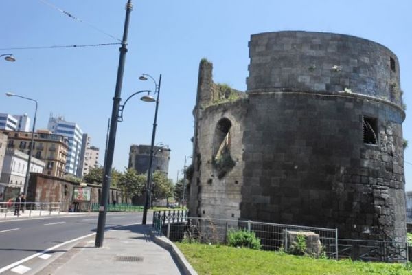 maxi intervento di pulizia alle torri aragonesi di via marina da 2anews.it maxi intervento di pulizia alle torri aragonesi di via marina