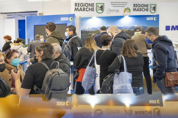 BMT, a Napoli presenti 12 regioni, 400 espositori e 10mila visitatori professionali BMT, a Napoli presenti 12 regioni, 400 espositori e 10mila visitatori professionali