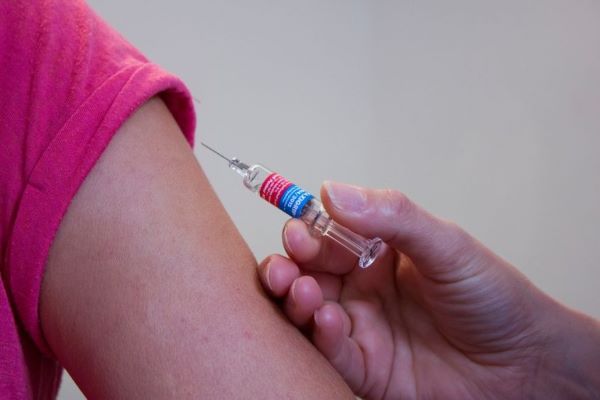 Vaccino, Pfizer: in bimbi 5-11 terza dose rafforza difese