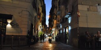 Chiaia, tentano furto scooter e picchiano chi vuole fermarli