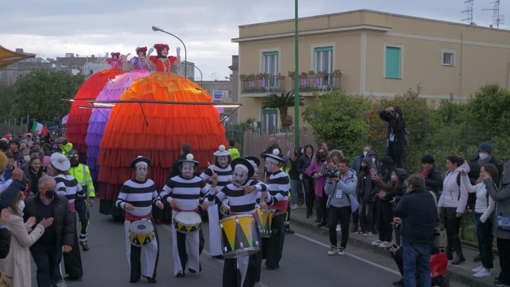 In serata Procida è stata avvolta da luci colorate che riportavano scritte dedicate alla Capitale della Cultura.