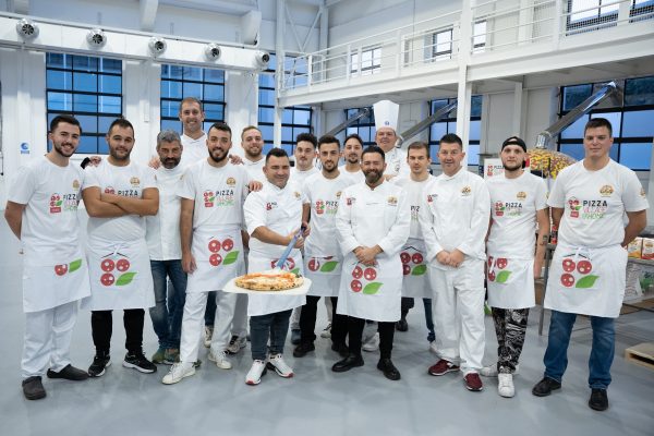Pizzaioli napoletani lanciano il guanto di sfida a Bonaccini