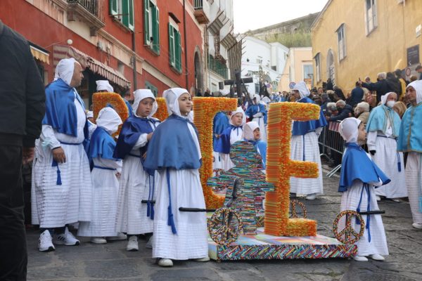 Procida 2022, dai Misteri in processione omaggio all’Ucraina e alle vittime del Covid