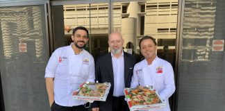 Bonaccini accoglie la pizza gemellata dei pizzaioli napoletani