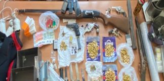 Casoria, armi e uniforme dei carabinieri in casa: arrestati