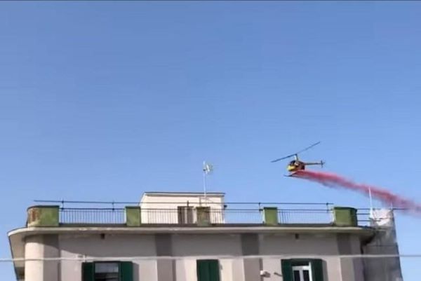 Pozzuoli, altro elicottero con fumo rosa: è nata una bambina