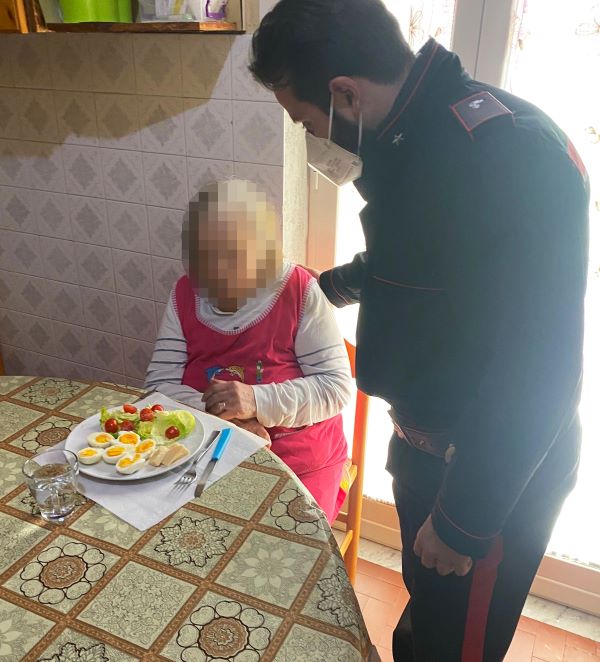 Afragola, “Aiuto, sono sola!”: Carabinieri soccorrono donna di 86 anni