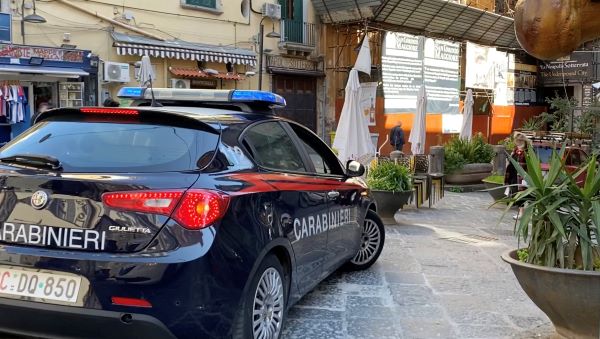 Controlli movida a Napoli, investono 17enne e due Carabinieri: 2 arresti