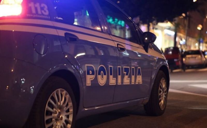 Via Manzoni, rubano un’auto e fuggono all’alt della Polizia: un arresto e un fermo