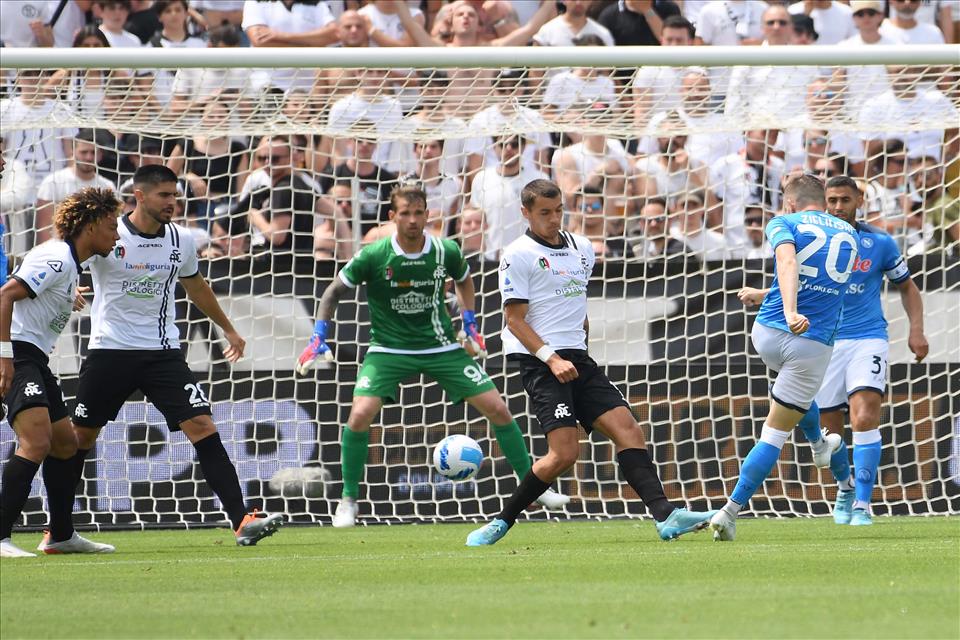 Spezia Napoli 0-3: partita senza storia. Terzo posto e miglior difesa per gli azzurri Spezia Napoli 0-3: partita senza storia. Terzo posto e miglior difesa per gli azzurri
