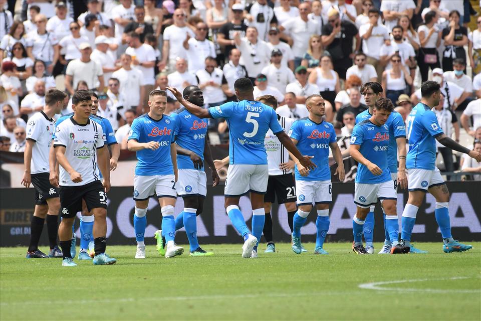Spezia Napoli 0 3: partita senza storia. Terzo posto e miglior difesa per gli azzurri Spezia Napoli 0 3: partita senza storia. Terzo posto e miglior difesa per gli azzurri