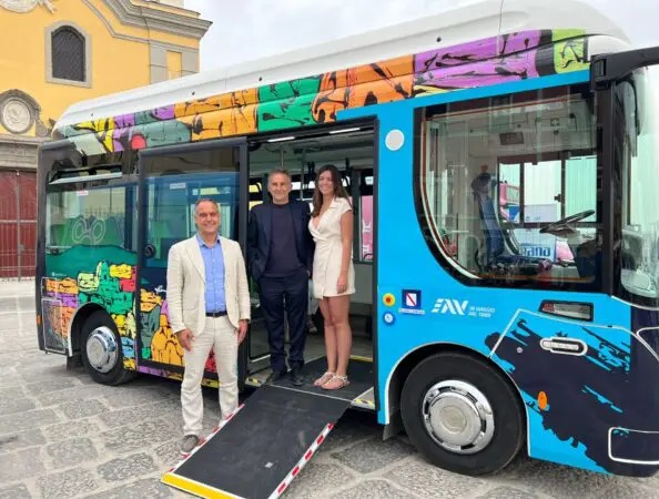 Procida, arrivano i bus elettrici per il trasporto pubblico