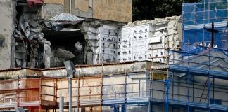 Cimitero di Poggioreale, loculi crollati da 5 mesi: protesta