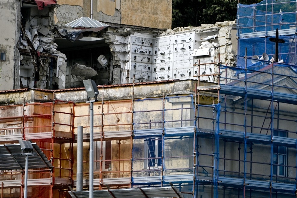 Cimitero di Poggioreale, loculi crollati da 5 mesi: protesta