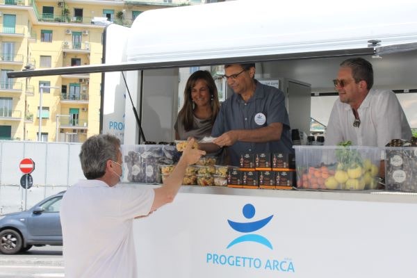 Piazza Garibaldi: ecco la “Cucina mobile” per pasti caldi ai senza dimora