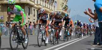 Napoli, attraversa mentre passa il Giro d'Italia: denunciato