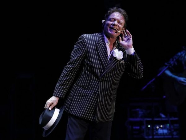 Massimo Ranieri conquista il teatro Diana tra sogni, canzoni e macchiette