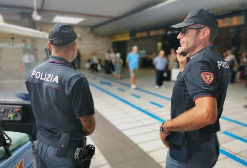 Stazione di Napoli Garibaldi: Agenti arrestano borseggiatore. Applausi della folla