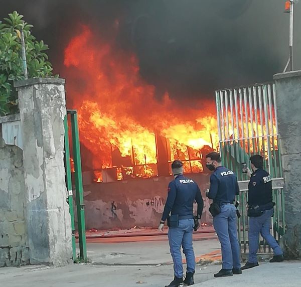 Gianturco, domenica con rogo: brucia campo rom nei pressi dell’ex mercato ortofrutticolo