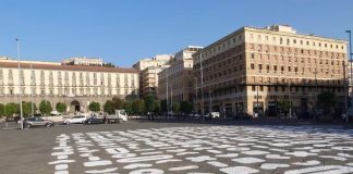 Street art a Napoli: i segni di Alessandro Cocchia in piazza Municipio