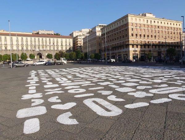 Street art a Napoli: i segni di Alessandro Cocchia in piazza Municipio