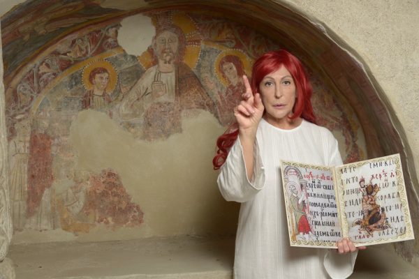 L'artista Slobodanka Ciric è Maria Maddalena tra le basiliche paleocristiane di Cimitile