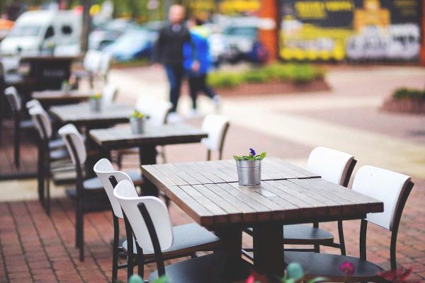 Tavolini di bar e ristoranti all’aperto: occupazioni gratuite anche in estate