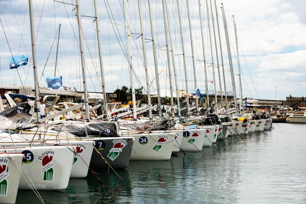 Vela: 27 nodi di raffica hanno accolto la classe Este24 nel Golfo di Salerno