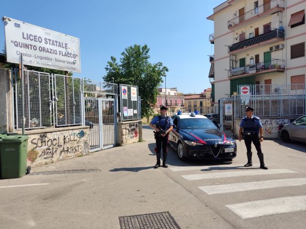 Portici, rapina cellulare a studenti fuori da scuola: arrestato un 34enne