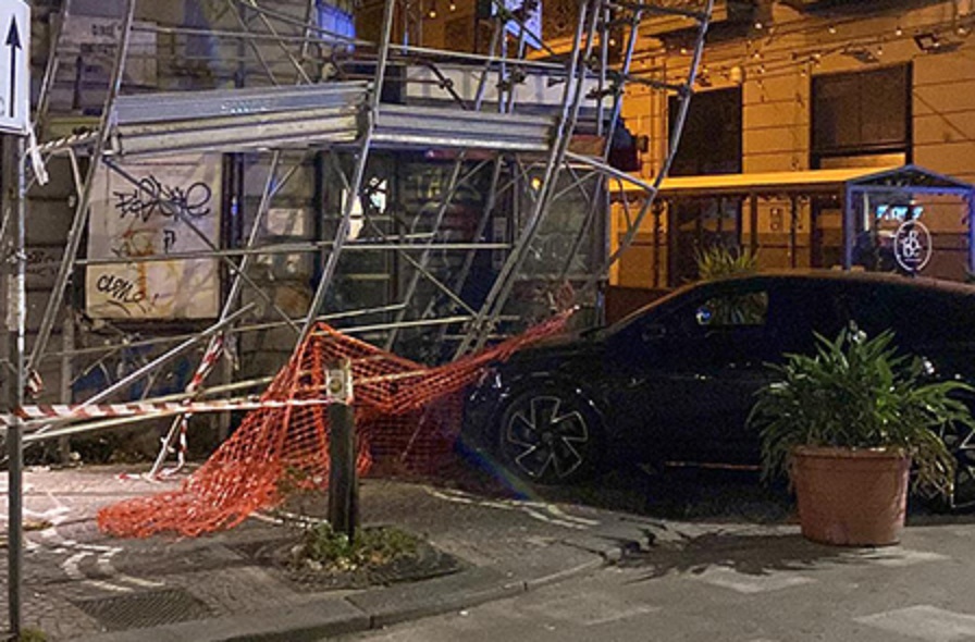Auto contro l’impalcatura di uno stabile: corso Umberto chiuso al traffico Auto contro l’impalcatura di uno stabile: corso Umberto chiuso al traffico