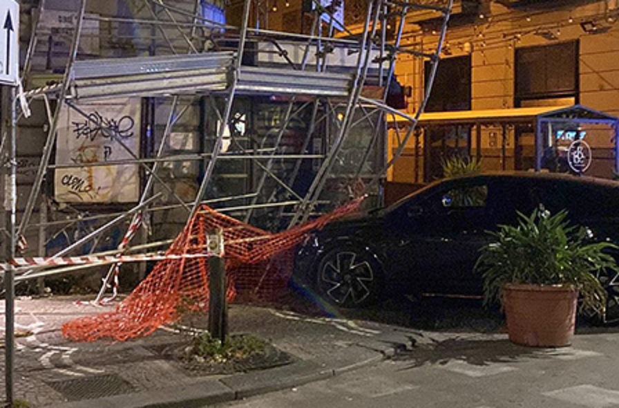 Auto contro l'impalcatura di uno stabile: corso Umberto chiuso al traffico