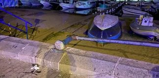 Via Caracciolo, cede balaustra: ragazza di 20 anni cade nel vuoto