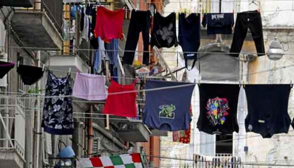 Comune di Napoli, regolamento per il Decoro urbano: è polemica per i panni stesi
