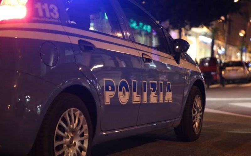 Barra, ricercato si nasconde nel comò: arrestato