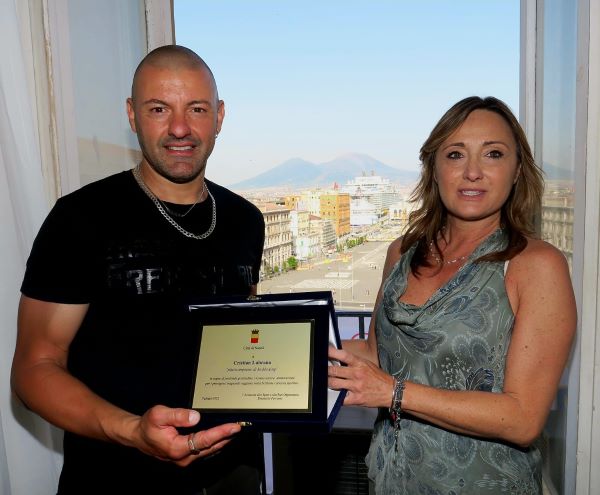Comune di Napoli: l'assessora Ferrante consegna targa al campione di kickboxing Cristian Lubrano