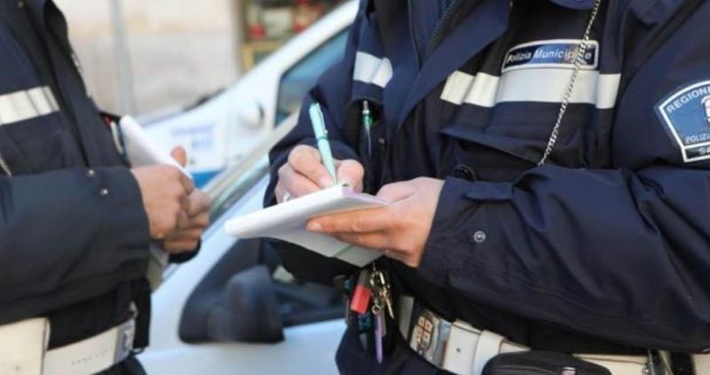 Scampia, non accetta multa e aggredisce agenti di Polizia locale: arrestato pregiudicato 52enne