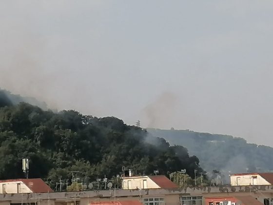 Incendio ai piedi della collina di Posillipo: a rischio case e ospedale Fatebenefratelli