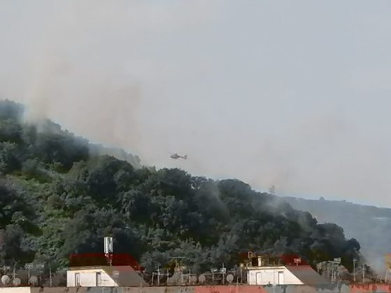 Incendio ai piedi della collina di Posillipo: a rischio case e ospedale Fatebenefratelli