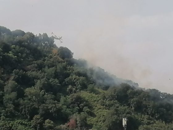 Incendio ai piedi della collina di Posillipo: a rischio case e ospedale Fatebenefratelli