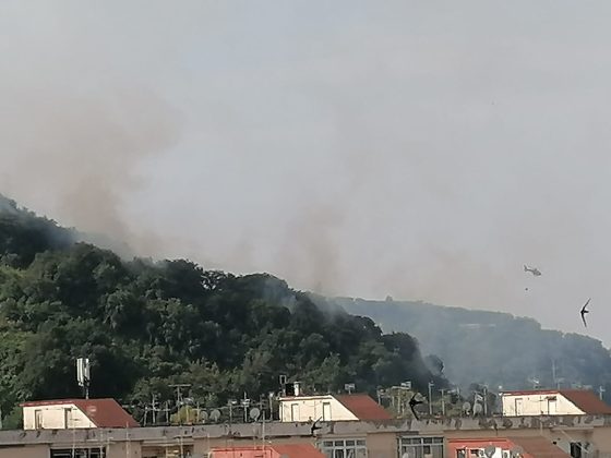 Incendio ai piedi della collina di Posillipo: a rischio case e ospedale Fatebenefratelli