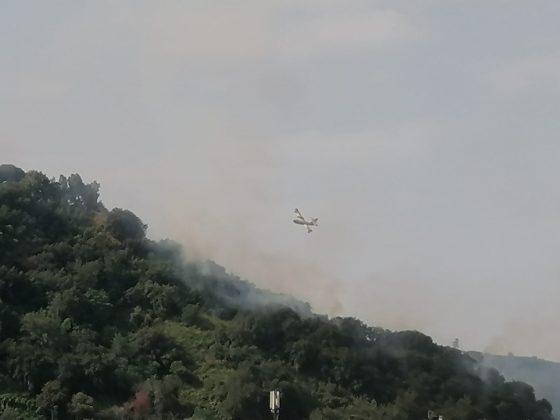 Incendio ai piedi della collina di Posillipo: a rischio case e ospedale Fatebenefratelli