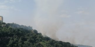 Incendio ai piedi della collina di Posillipo: a rischio case e ospedale Fatebenefratelli
