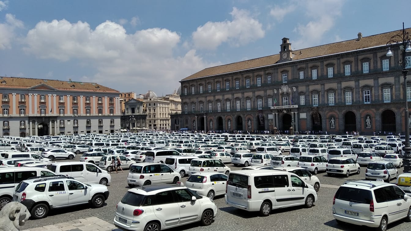 Napoli, nuova protesta dei tassisti: 500 taxi in piazza del Plebiscito