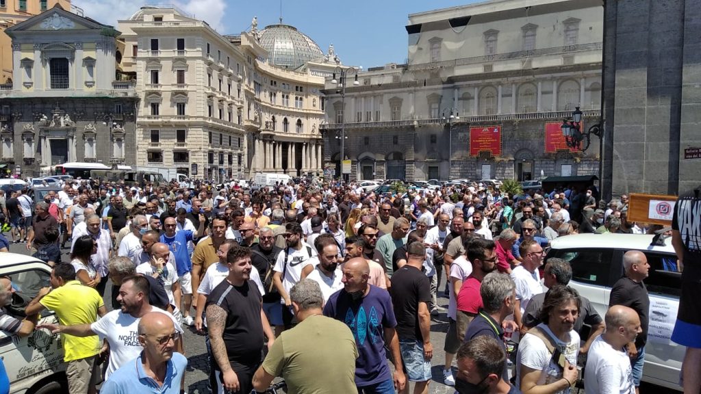 Napoli, nuova protesta dei tassisti: 500 taxi in piazza del Plebiscito