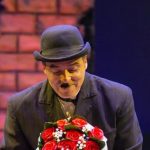 Il trasformista Luca Lombardo continua il suo tour passando per il Premio Charlot