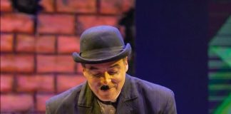 Il trasformista Luca Lombardo continua il suo tour passando per il Premio Charlot